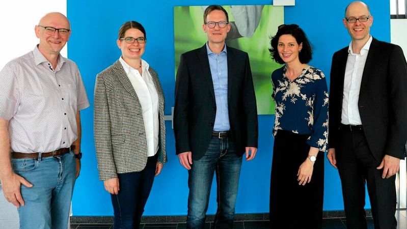 Freuen sich auf die zukünftige Kooperation: Prof. Martin Winter, BACCARA, Dr. Kerstin Neuhaus, BACCARA, Sebastian Krapoth, PowerCo, Dr. Julia Quante, BACCARA, Prof. Frank Glorius, BACCARA (vlnr).(Bild:  Volkswagen)