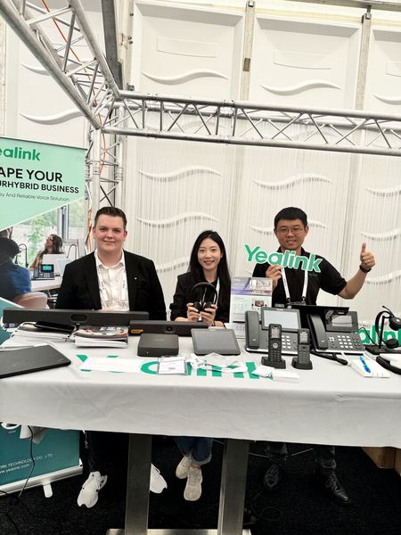 Till Reichart von Herweck betreut Chelsea Chen und Hendry Liu von Yealink. (Bild: Vogel IT-Medien)