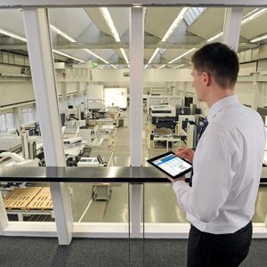 Bild 1: Der sogenannte Augmented Operator, also der Mensch, ist ein zentraler Bestandteil der Smart Factory und steuert und überwacht die Fertigung.