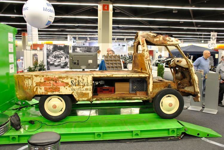 Edle Ruine: ein ehemaliger Werbe-Bulli der Bausparkasse Schwäbisch Hall, der in den Sechzigern durch die Lande tingelte und Bausparverträge an den Mann und die Frau bringen sollte. (Dominsky)