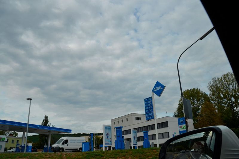 Schnell noch mal an der nagelneuen Aral-Tankstelle vorbeifahren und den 50-Liter-Tank volltanken. (Bild: Michel / »kfz-betrieb«)