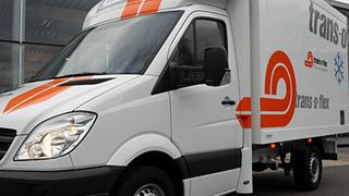 100 dieser Kühlfahrzeuge auf Basis des Mercedes-Benz Sprinters mit zwei getrennten Kühlkammern hat der Stuttgarter Autobauer an den Logistikspezialisten Trans-o-Flex Thermomed ausgeliefert. Bild: Mercedes-Benz (Archiv: Vogel Business Media)