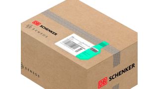 Ein innovatives Tracking-Etikett von Sensos nutzt jetzt der Logistikdienstleister DB Schenker, um den Status von Sendungen zu checken. Die Technik ist so winzig, dass sie im Rahmen eines dünnen Aufklebers genutzt werden kann. Hier mehr Details. (Bild: DB Schenker)
