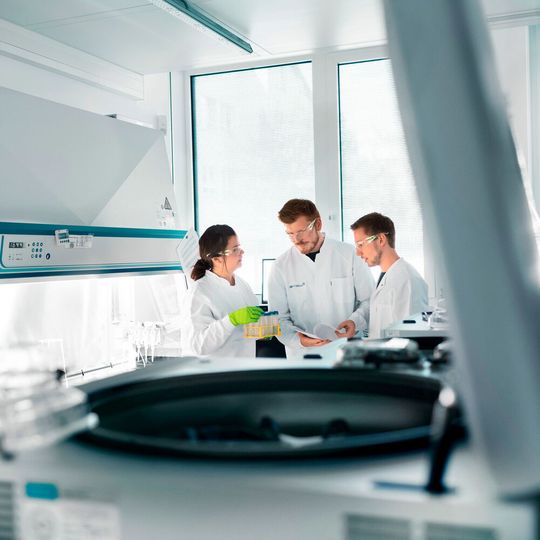 Für 2023 plant Biontech Investitionen in Forschung und Entwicklung in Höhe von 2,4 bis 2,6 Milliarden Euro. Für 2023 plant Biontech Investitionen in Forschung und Entwicklung in Höhe von 2,4 bis 2,6 Milliarden Euro.