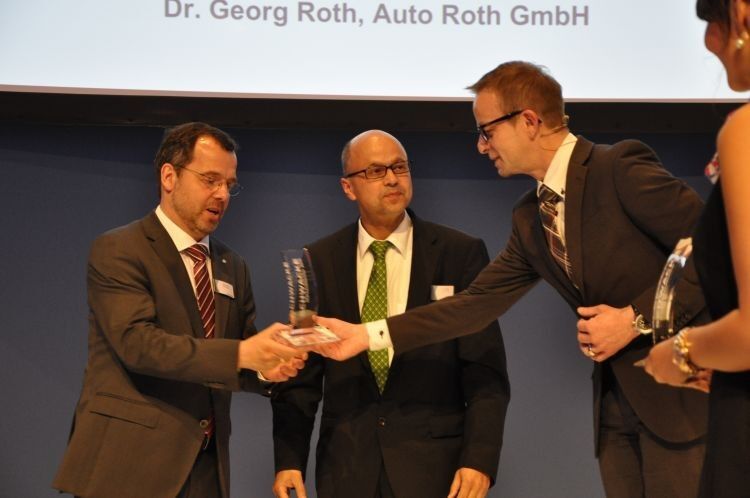 Von den deutschen Volumenherstellern schnitt VW am besten ab. Mit einer Note von 2,43 lag das Fabrikat jedoch knapp unter dem Jahreswert (2,37). Volker Puetzehl (VW AG, li.) und Dr. Georg Roth (VW-Händlerverband, 2. v. li.) freuten sich über den Preis. (Foto: Richter)