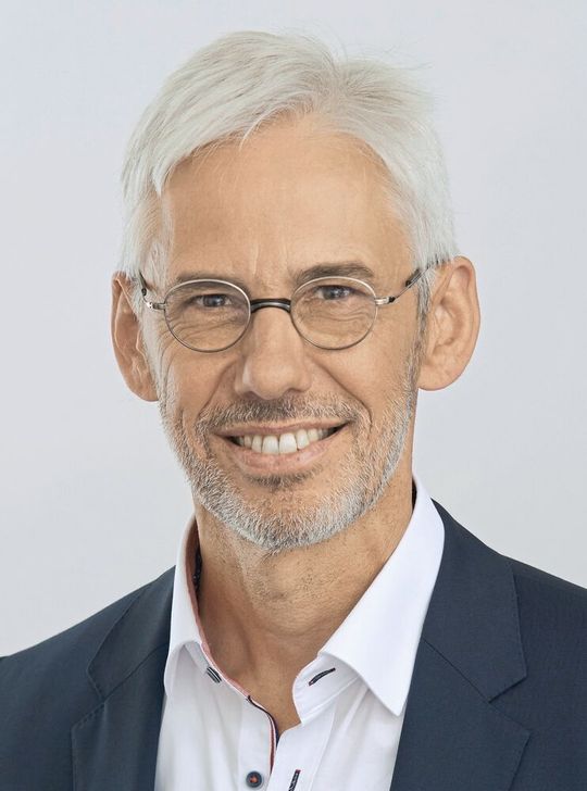 Max Berend Denkena, Leiter des Instituts für Fertigungstechnik und Werkzeugmaschinen (IFW) der Leibniz Universität Hannover: «Bedarfsgerechte KSS-Versorgung kann den Energiebedarf um bis zu 27 Prozent vermindern.»(Bild:  Leibniz Universität)