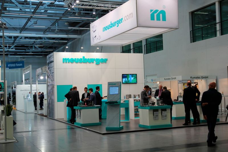 Und das war die zweite Hybrid Expo, die Begleitmesse der Composites Europe mit Fokus auf Bauteile, die aus verschiedenen Werkstoffen aufgebaut sind. Auch bei dieser Messe verzeichnet der Veranstalter deutliche Zuwächse, was ich als Besucher der ersten Hybrid Expo nur bestätigen kann. (Bild: Königsreuther)