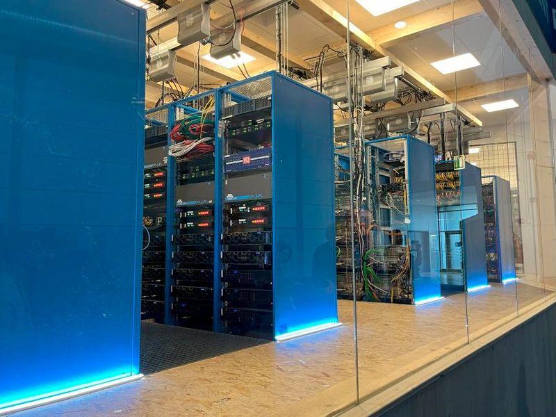 Tiefgekühlt hinter dicken Glasscheiben: Das Rechenzentrum und die TK-Schaltzentrale im IBC Leipzig. (Bild: ewg / Vogel IT-Medien)