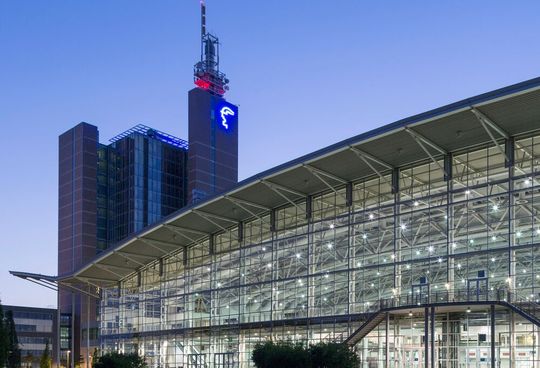 Die Hannover Messe wird in diesem Jahr wieder physisch abgehalten. Überschattet wird alles vom Ukraine-Krieg und der Angst vor Energieengpässen. Deshalb will die Messe auch zeigen, dass europäische Innovatoren das Zeug dazu haben, es nicht allzu schlimm werden zu lassen.(Bild:  Deutsche Messe / Th. Koy)