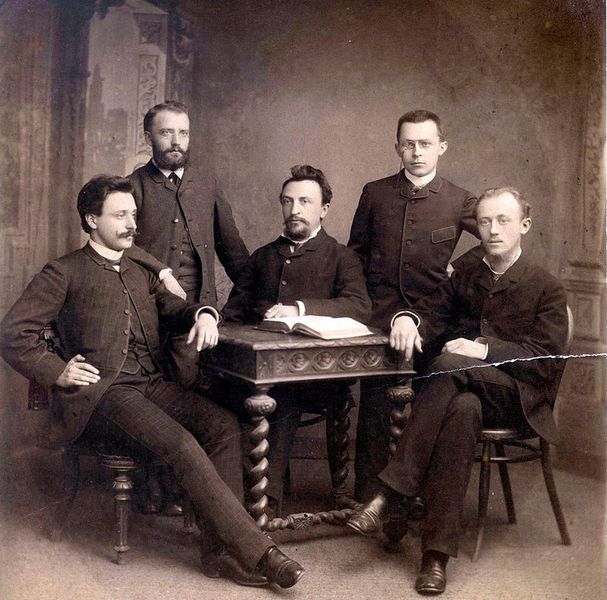 Erasmus Kittler hatte zwar keine bahnbrechenden Erfindungen vorzuweisen, ist aber für die Geschichte der Elektrotechnik-Lehre ein absoluter Pionier. Denn er führte im Jahr 1883 den weltweit ersten Studiengang für Elektrotechnik ein, und zwar an der Technischen Hochschule Darmstadt (seit 1997 die Technische Universität Darmstadt). Das Ziel des Studienganges war vor allem, für genügend Fachleute zu sorgen, da eine Elektrifizierung Deutschlands in naher Zukunft absehbar war. Im Bild: Erasmus Kittler (Bildmitte) im Kreise seiner Studenten auf der Technischen Hochschule Darmstadt, um 1886  (Bild: Gemeinfrei)