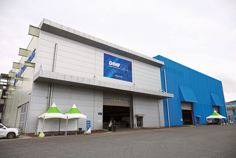 Das Werk in Seongju, der zweite Ausstellungsort der DIMF, wurde mit einer Produktionsinfrastruktur ausgestattet, die für großformatige Werkzeugmaschinenmodelle für Branchen wie die Öl-, Gas- und Luftfahrtindustrie optimiert ist. Ausgestellt wurden Großmaschinen für die Bearbeitung großer Teile, darunter das vertikale Drehzentrum mit Stößel, das für die Luft- und Raumfahrtindustrie optimiert ist, die Mehrzweck-Brückenfräse für Anwendungen wie die Bearbeitung von Formen und ein Bearbeitungszentrum für spezielle Anwendungen, bei denen die Reibrührschweißtechnik zum Einsatz kommt. (Bild: DN Solutions)