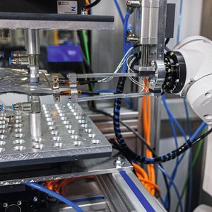 Der Roboter von Kuka arbeitet im Mini-Environment so präzise wie ein menschlicher Mitarbeiter – und sorgt dafür, dass die Luft trocken bleibt. (Bild:  Kuka)