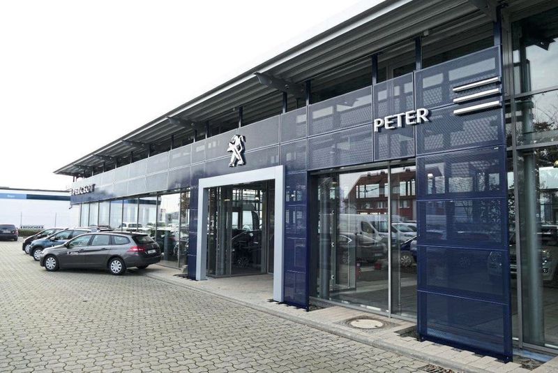 Die Peter-Gruppe hat ihren Standort in Göttingen mehrere Monate lang umgebaut und auf die aktuelle Außen- und Innen-CI von Peugeot gebracht.  (Autohaus Peter)