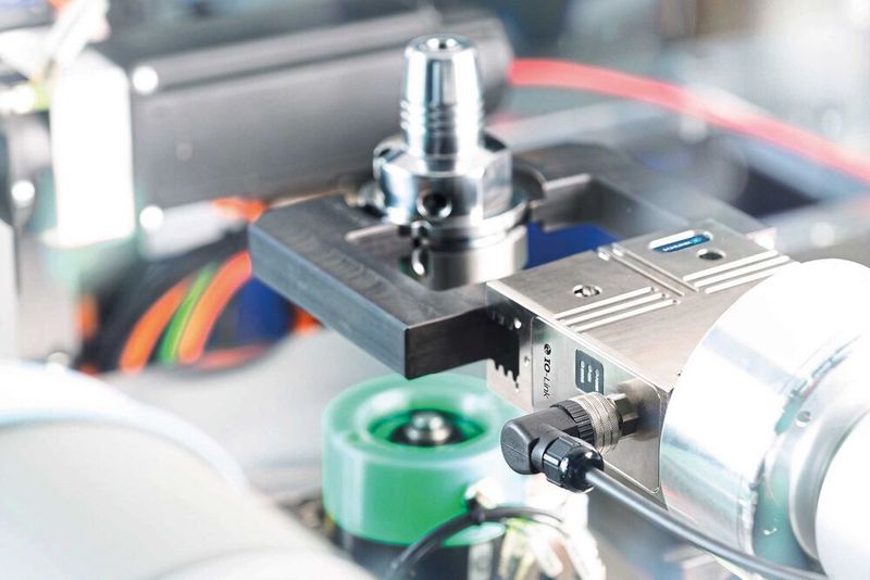 Zur SPS IPC Drives erweitert Schunk sein Greiferportfolio um leistungsdichte Mechatronikgreifer, die unmittelbar per IO-Link beziehungsweise Profinet parametriert und angesteuert werden können. Sowohl der lebenslang wartungsfreie, mechatronische Universalgreifer Schunk PGN-Plus-E als auch der kompakte Kleinteilegreifer Schunk EGP werden Anfang 2019 serienmäßig mit IO-Link im Schunk-Katalogprogramm enthalten sein. SPS IPC Drives 2018: Halle 3A, Stand 450 (Schunk)