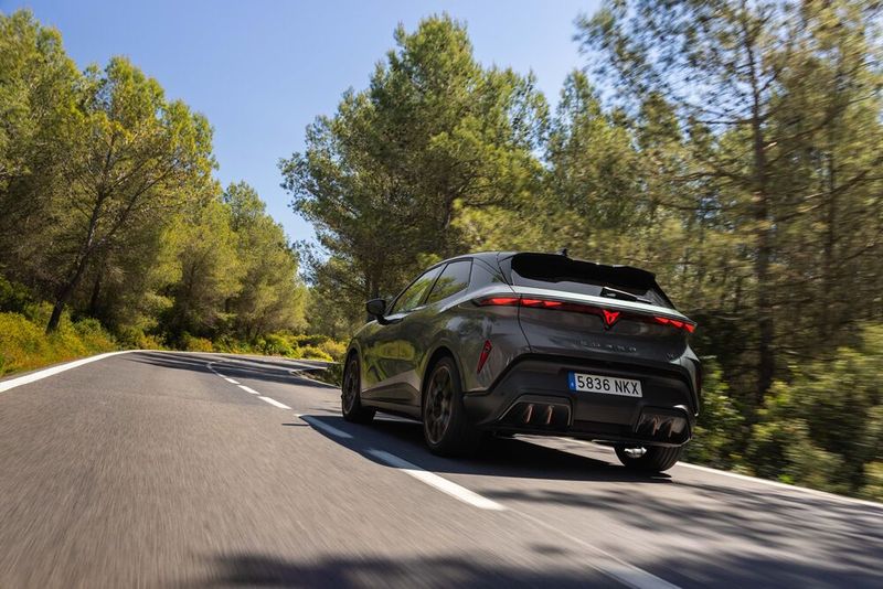 The chassis of the VZ version ensures great agility on winding roads (Image:Cupra via Authors' Union Mobility)