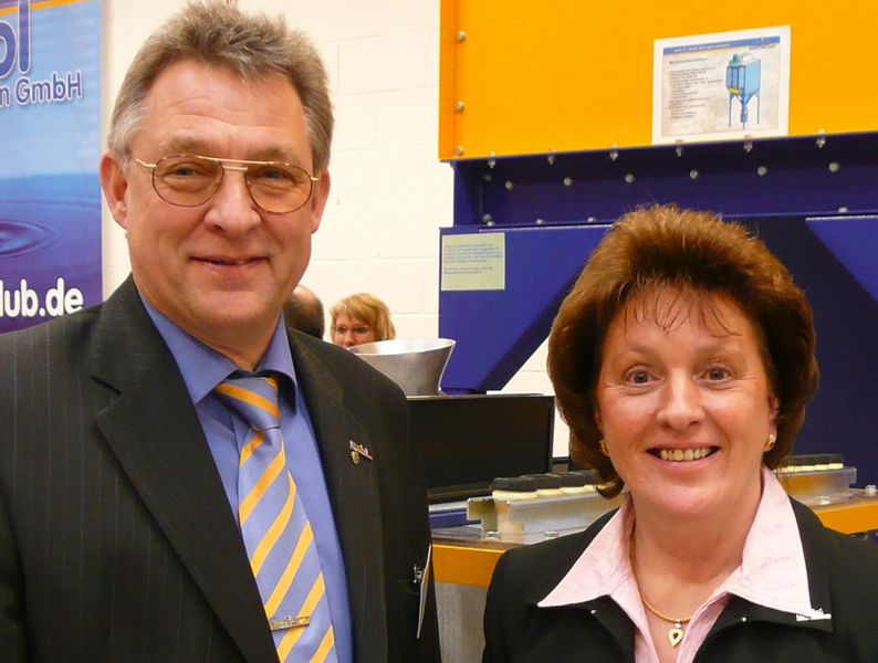 Gemeinsam erfolgreich: Georg G. Zibulla, geschäftsführender Gesellschafter Raziol und seine Frau Mechthild; beide haben das Unternehmen Raziol zu einem führenden Schmierspezialisten für die Umformtechnik entwickelt. (Archiv: Vogel Business Media)