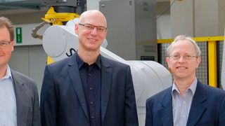 Drei Professoren und ein Nao im Robotiklabor (v.l.): Prof. Dirk Rokossa, Prof. Siegmar Lampe und Prof. Clemens Westerkamp leiten das Kompetenzzentrum „I4os - Industrie 4.0“.

 (Hochschule Osnabrück)