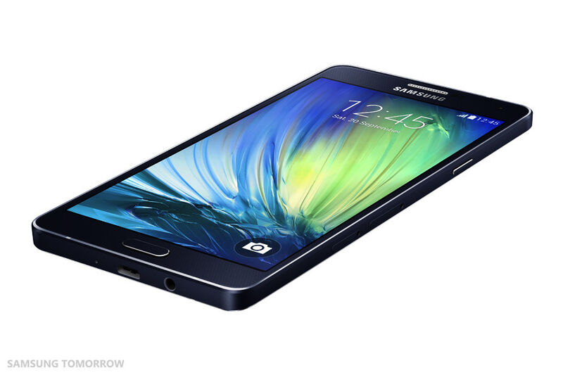 Das Smartphone ist in drei verschiedenen Farbausführungen erhältlich: in „Black“, „Gold“ und „White“ (Bild: Samsung)