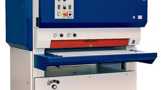 Entgrat- und Schleifmaschine der Baureihe TT S zur Trockenbearbeitung dünner Bleche. Sie ist mit einer Schleifwalze (Endlosschleifband) und einem Planetenkopf bestückt.Bild: Hans Weber (Archiv: Vogel Business Media)