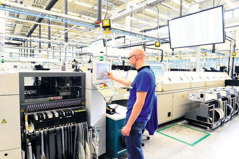 Vernetzte Dokumentation: Mit digitalisierten Arbeitskarten ist für jeden Techniker jederzeit ersichtlich, welcher Mitarbeiter welches Problem mit welcher Methode behoben hat.  (© industrieblick - Fotolia.com)