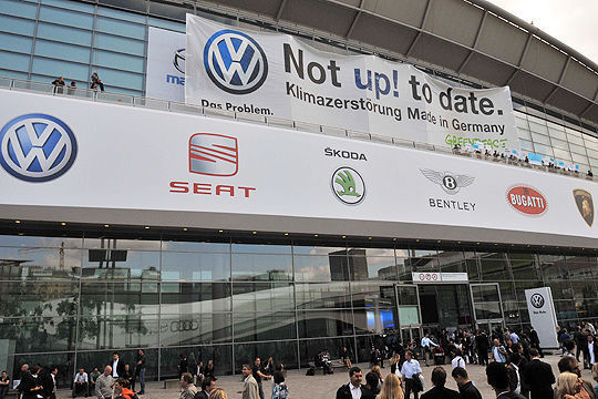 Stimmungsmache: Mit einem riesigen Plakat wirft Greenpeace dem Volkswagenkonzern auf der IAA vor, zu wenig für den Klimaschutz zu tun. (Zietz)
