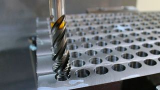 Gewindeschneid-Werkzeuge der nächsten Generation werden in zahllosen Versuchen vor allem auf Leistung und Prozesssicherheit getestet bevor sie entweder in Serie gehen oder weiter verbessert werden. Bei Emuge arbeiten dafür besonders robuste und dynamische Brother-Bearbeitungszentren, die die Weiterentwicklung der Gewindeschneid-Werkzeuge optimieren helfen. (W&R / Zikomm)