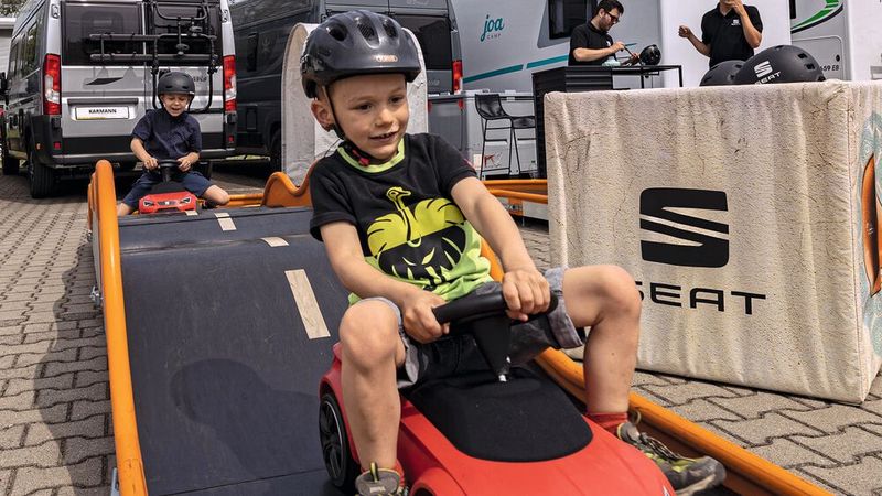 Während der Publikumseröffnung wurde auch der Nachwuchs bereits auf Seat geeicht. (Bild: Seat/Schneider-Gruppe)