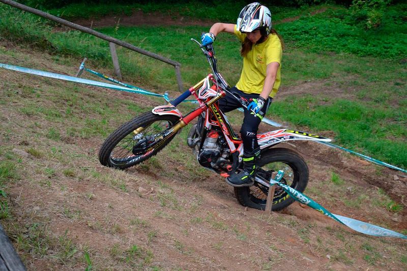 Wie es richtig geht, demonstrierte mit  Vivian Wachs vom MSF Frammersbach die aktuelle Weltmeisterin in der Klasse GP2 der Trial-WM. (Bild: Dotzler, Dominsky, Lacher, Maderner, Michel, Rosenow, Schweitzer/»kfz-betrieb“)