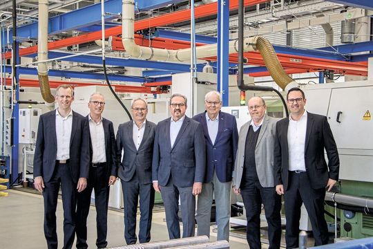 V. l. n. r.: Dr. Markus Brumm (neuer Geschäftsführer der August Steinmeyer GmbH & Co. KG), Dr. Manfred Münch (bisheriger Geschäftsführer der August Steinmeyer GmbH & Co. KG und bisheriger Group CEO), Prof. Dr.-Ing. Jürgen Fleischer (Mitglied des Beirats), Alexander Beck (Beiratsmitglied, Mitglied der Unternehmerfamilie und ehem. geschäftsführender Gesellschafter), Hans-Jochen Beilke (Vorsitzender des Beirats), Joachim Beck (Beiratsmitglied, Mitglied der Unternehmerfamilie und ehem. geschäftsführender Gesellschafter), Adrian Lebherz (CFO der Steinmeyer Gruppe und neuer Group CEO).(Bild:  Steinmeyer Gruppe)
