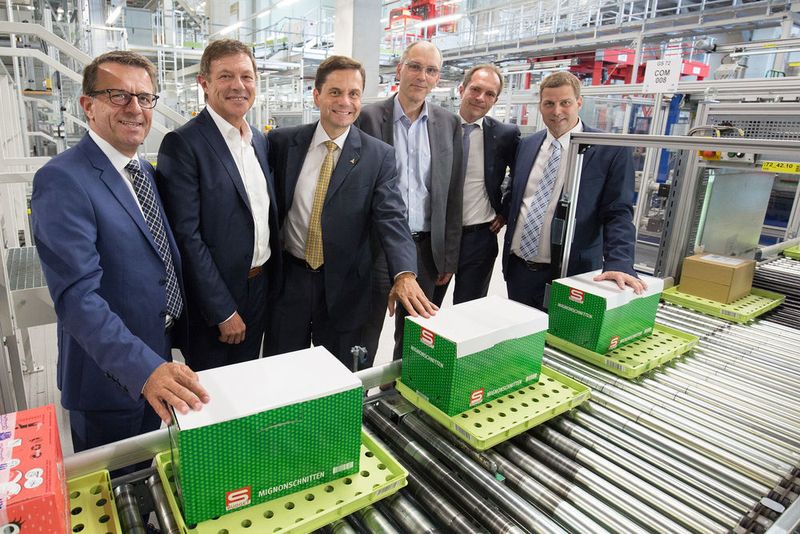 Jakob Leitner, Geschäftsführer der Spar-Zentrale Marchtrenk, Witron-Vertriebsleiter Ulrich Schlosser, Spar-Vorstandsdirektor Fritz Poppmeier, Witron-Geschäftsführer Martin Stich, der Leiter der Spar-Logistik Martin Gleiss und der Leiter des Zentrallager Wels Bernhard Thallinger (v.l.). (Spar/Wakolbinger)