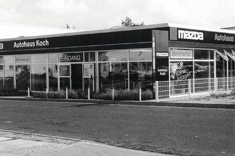 1994 eröffnete die Koch-Gruppe ihr neu gebautes Mazda-Autohaus in Berlin-Marzahn. (Koch-Gruppe)