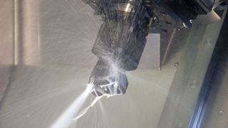 Der verwendete Kühlschmierstoff (KSS) und eine spezielle Spindelentwicklung von WFL sorgen bei der Titanbearbeitung für einen Druck von 200 bar, der durch die Frässpindel auf die Zerspanungszone wirkt. Späne werden so schnell und kontiniuierlich weggespült. (Bild: WFL Millturn Technologies)