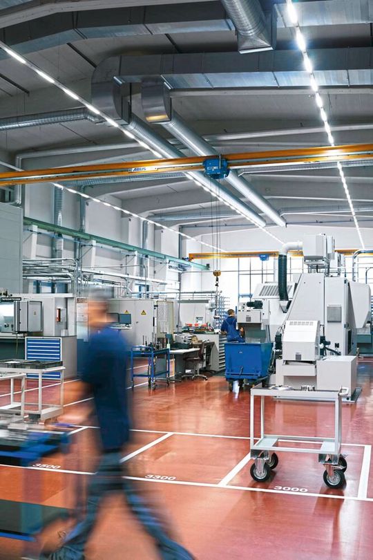 LED-Lichtbänder ermöglichen unterschiedliche Lichtsituationen für einzelne Arbeitsbereiche.(Bild:  Walter AG)