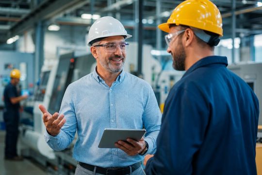 Das Ifo-Institut hat wieder die monatliche Umfrage zum Geschäftsklima in der deutschen Wirtschaft durchgeführt. Lesen Sie hier, wie es für den September – und jetzt allgemein für die nächste Zeit – aussieht. (Das Lächeln der Herren dürfte für sich sprechen) ...(Bild:  KI-generiert)