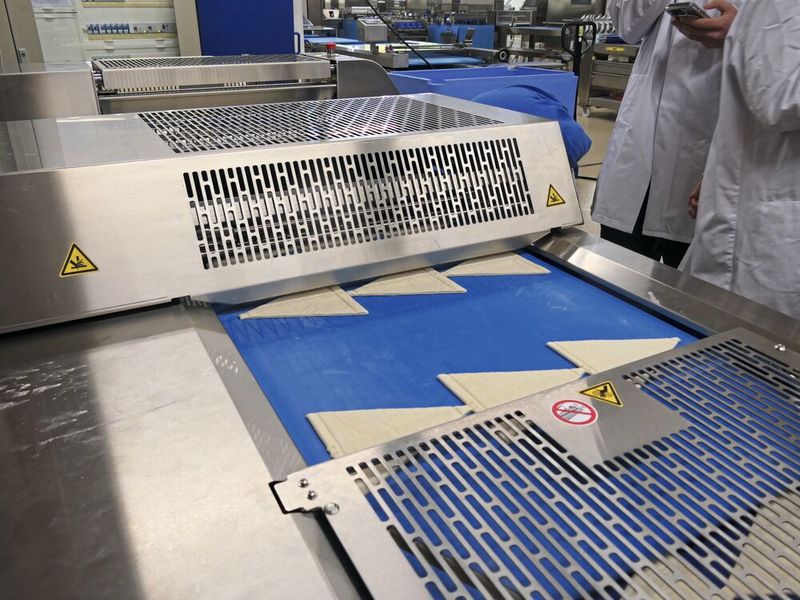 Der Teig wird für die Croissants automatisiert geschnitten und gerollt. (Bilder: Lion Communication)