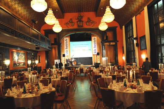 Ihr Ziel war das Künstlerhaus am Lehnbachplatz, wo festlich gedeckte Tafeln auf die Unternehmerinnen warteten. (Archiv: Vogel Business Media)