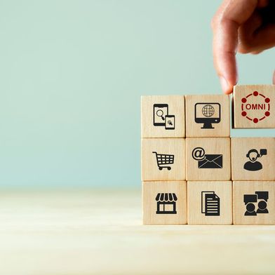 Omnichannel-Logistik gilt als neues Ideal moderner Supply Chains. Aber viele Logistikzentren sind auf die gleichzeitige Bedienung von Großhandel, Filialgeschäft und E-Commerce gar nicht vorbereitet. (Bild: © Parradee - stock.adobe.com)
