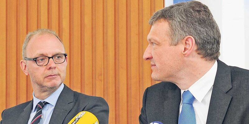 Auf einer Landespressekonferenz geben Finanzminister Stephan Toscani (links) und Landes-CIO Dr. Hanno Thewes die Neuausrichtung der Landes-IT bekannt