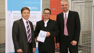 Michael Huse (mitte), Leiter Elektro-Konstruktion beim Hochregallagerbauer Sivaplan in Troisdorf, konfiguriert Leitungen schnell und einfach im Internet. Im Rahmen einer Untersuchung von igus zur „Optimierung von Online-Werkzeugen“ hat er jetzt eine Software zur Elektroprojektierung gewonnen. Mit im Bild die Partner Wilfried Weides (links), Vertriebsleiter von Eplan und Christian Stremlau (rechts), Leiter ReadyChain-Systeme von igus (Archiv: Vogel Business Media)