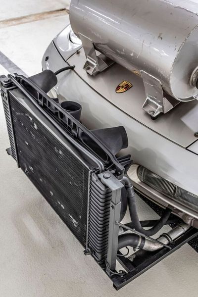 Den Kühler montierten die Ingenieure vor der Stoßstange, der rauschende Ventilator wurde von vornherein eingespart. (Bild: Porsche)