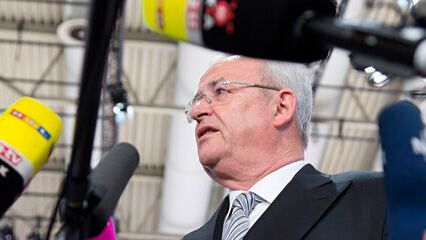 Der ehemalige VW-Vorstandsvorsitzende Martin Winterkorn zahlt 11,2 Millionen Euro Schadenersatz. Der ehemalige VW-Vorstandsvorsitzende Martin Winterkorn zahlt 11,2 Millionen Euro Schadenersatz.