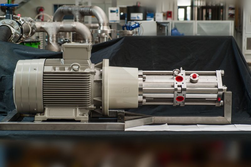 Die Meerwasserentsalzung gewinnt weltweit an Bedeutung. Hier eine Kompakteinheit für die Umkehrosmose-Meerwasser-Entsalzung ‚Salino Pressure Center‘. Das System besteht aus einer Axialkolbenpumpe und einem Axialkolbenmotor, die auf einer gemeinsamen Welle arbeiten. Der vom Membranrücklauf angetriebene Axialkolbenmotor kann so seine Energie direkt auf die Pumpenwelle übertragen. (Bild: KSB)