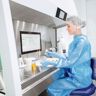 Fig. 1: El trabajo seguro en la mesa de laboratorio está respaldado por numerosas normas. En este artículo se explica cómo los fabricantes de equipos cumplen con ellas y qué deben tener en cuenta los usuarios. (Imagen:Berner International)