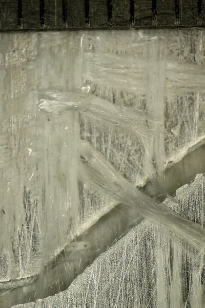 Klappt auch hier	 GFK-Aluminium-Hybridwerkstoff im Lichtmikroskop mit Millimeterskala vor (links) und (rechts) nach dem Versagen im Zugversuch – Faserrichtung von links nach rechts [1]. Nach dem Versagen der Fasern übernimmt auch hier die noch intakte Aluminiumlage die Last. (Beuth Hochschule)