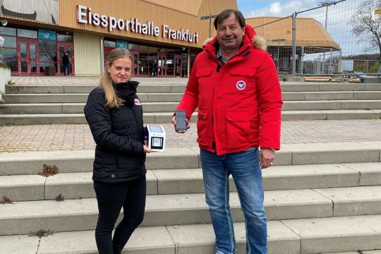 (Ab sofort Kooperationspartner: Vanessa Nord von Sponsoring DEL2 und Patric Breuer, Director Sales Sports & Entertainment bei der Blue Code International AG. (Bild: Hans Joerg Zimmermann))