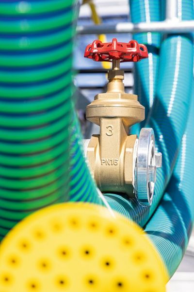 Ob Kunststoff oder Batterien, ob chemische oder mechanische Verfahren, eines haben all diese Herausforderungen gemeinsam: Die Prozesstechnik steht im Mittelpunkt. Kein Wunder, dass Anlagenbauer und Komponentenlieferanten auf der Ifat 2026 ihre Expertise in den Ring warfen. (Bild: Messe München GmbH)