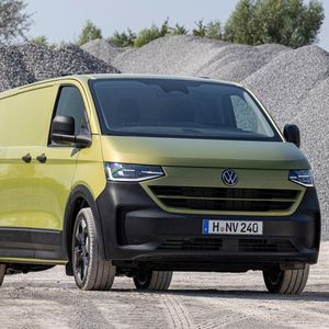 Der VW-Transporter bleibt ein vielseitiges Gefährt. Es gibt das Modell etwa mit neun Sitzplätzen ausgerüstet als Personentransporter (Caravelle), als Kastenwagen, als Pritschenwagen oder auch den sechssitzigen Panamericana.(Bild:  VW)
