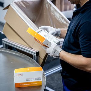 Mit dem PrePackaging Service unterstützt Faller Packaging seine Kunden bei der Verpackung neuer Pharmazeutika.(Bild:  Faller Packaging)