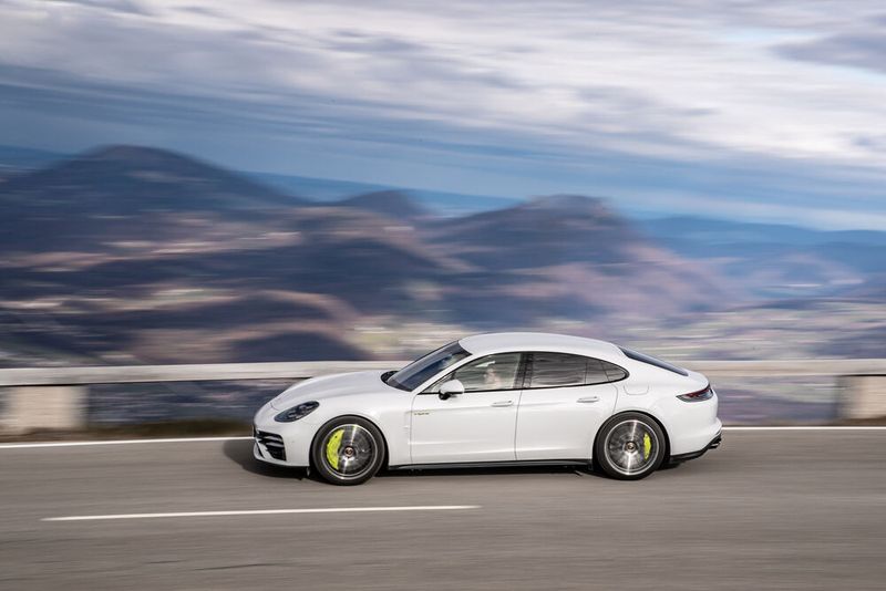 Auf über fünf Meter Länge erstreckt sich der Porsche Panamera. (Bild: Porsche)
