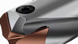 Mit dem D4140 erweitert die Walter AG ihr Bohrerprogramm. Als eine Besonderheit an diesem Wechselplattenbohrers gilt außer seinem gehärteten Körper, dass er geschliffene und polierte Spanräume besitzt. Unter anderem der Werkzeug- und Formenbau soll von seinen Eigenschaften profitieren. (Walter)